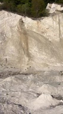 Baltık Denizi 'nin Danimarka bölgesinde, Dronningstolen' deki White Cliffs of Mons Klint 'te yaz mevsimi. Mon Adası, Mons Klint, Tebeşir Kayalıkları. Mons Klint Adası 'nın yüksek manzaralı sahili. Doğa