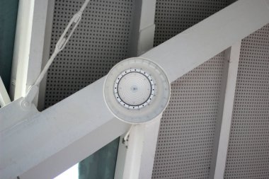 Binanın tavanındaki LED ışıklar yuvarlak şekilli.