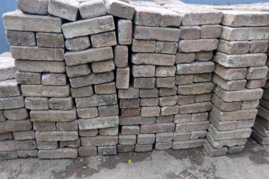 Yol inşaatı için taşlar üst üste dizildi. Açıkta bir taş yığını.