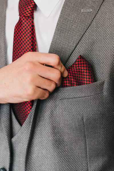 Damadın mendil. Göğüs cebinde. Kırmızı-Gri renk.