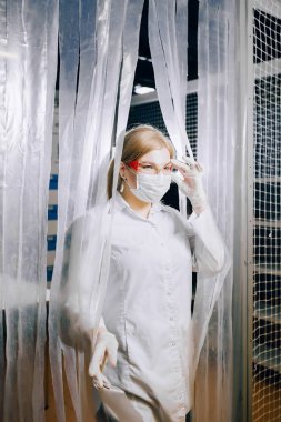 Laboratuar asistanı kız laboratuardan geliyor. Kapalı laboratuarı. Laboratuarda öğrenci fen işleri.