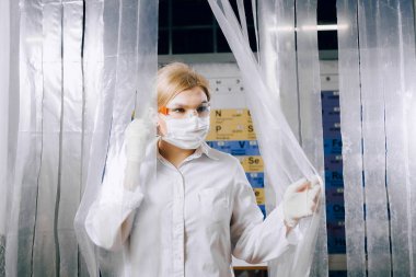 Laboratuar asistanı kız laboratuardan geliyor. Kapalı laboratuarı. Laboratuarda öğrenci fen işleri.