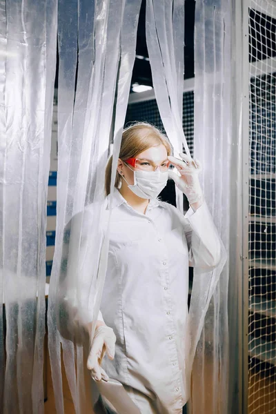 Laboratuar asistanı kız laboratuardan geliyor. Kapalı laboratuarı. Laboratuarda öğrenci fen işleri.