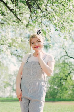 Doğa üzerinde poz kız. Yeşil bahar Caddesi üzerinde yürümek. Yürüme sevinç.