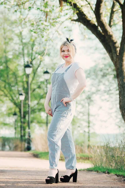 Doğa üzerinde poz kız. Yeşil bahar Caddesi üzerinde yürümek. Yürüme sevinç.