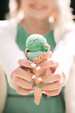 Bir kızın elinde fıstıklı dondurma. Gözleme Kupası ve buz c