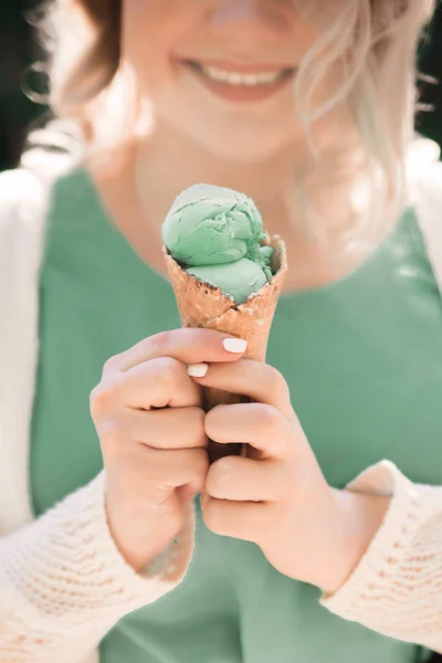 Gelato al pistacchio nelle mani di una ragazza. Cialde e ghiaccio c — Foto Stock