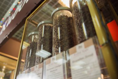 Kahve çekirdekleri şişeler içinde. Kahve evi şehir. Kahve dükkanı. Kahve çekirdekleri satışı. Kahve satışı.