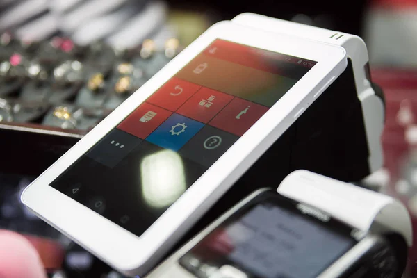 İşlem akıllı terminalde. Bir terminal ile online bilet ofisi. Elektronik yazarkasa yakın çekim. kullanıma alma.