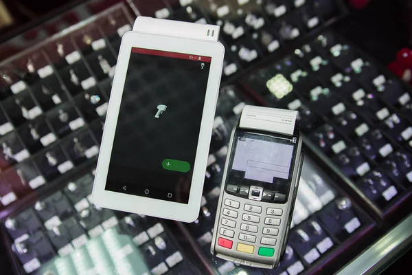 İşlem akıllı terminalde. Bir terminal ile online bilet ofisi. Elektronik yazarkasa yakın çekim. kullanıma alma.