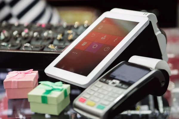 İşlem akıllı terminalde. Bir terminal ile online bilet ofisi. Elektronik yazarkasa yakın çekim. kullanıma alma.