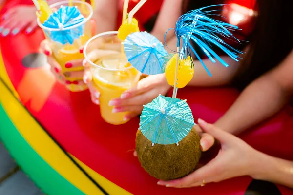 Sommer Zitruscocktails Mit Sonnenschirmen Den Händen Von Mädchen Erfrischende Limonade — Stockfoto