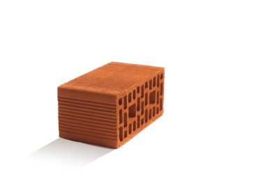 Beyaz arka planda kırmızı tuğla (tuğla blok). İnşaat sektöründe yeni bir gelişmenin seramik bloğu.