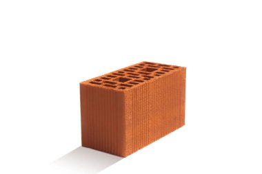 Beyaz arka planda kırmızı tuğla (tuğla blok). İnşaat sektöründe yeni bir gelişmenin seramik bloğu.