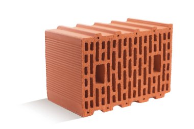 Beyaz arka planda kırmızı tuğla (tuğla blok). İnşaat sektöründe yeni bir gelişmenin seramik bloğu.
