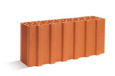 Beyaz arka planda kırmızı tuğla (tuğla blok). İnşaat sektöründe yeni bir gelişmenin seramik bloğu.