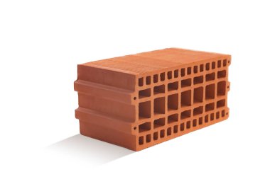 Beyaz arka planda kırmızı tuğla (tuğla blok). İnşaat sektöründe yeni bir gelişmenin seramik bloğu.