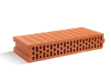 Beyaz arka planda kırmızı tuğla (tuğla blok). İnşaat sektöründe yeni bir gelişmenin seramik bloğu.