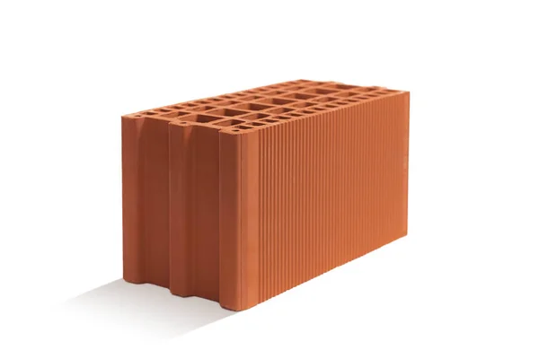 Beyaz arka planda kırmızı tuğla (tuğla blok). İnşaat sektöründe yeni bir gelişmenin seramik bloğu.