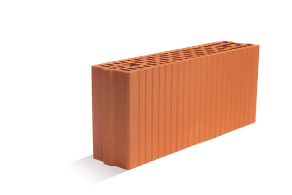 Beyaz arka planda kırmızı tuğla (tuğla blok). İnşaat sektöründe yeni bir gelişmenin seramik bloğu.