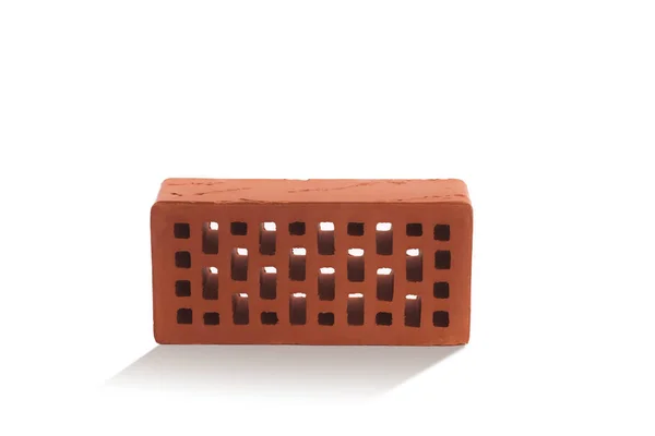 Beyaz arka planda kırmızı tuğla (tuğla blok). İnşaat sektöründe yeni bir gelişmenin seramik bloğu.