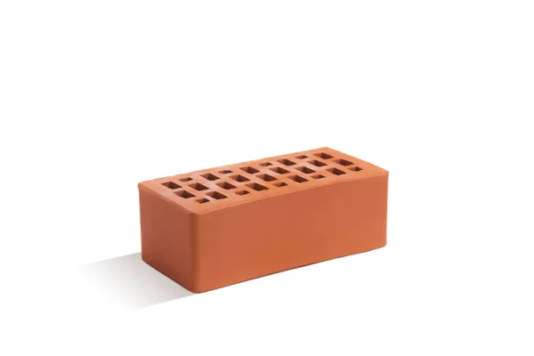 Beyaz arka planda kırmızı tuğla (tuğla blok). İnşaat sektöründe yeni bir gelişmenin seramik bloğu.