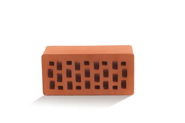 Beyaz arka planda kırmızı tuğla (tuğla blok). İnşaat sektöründe yeni bir gelişmenin seramik bloğu.