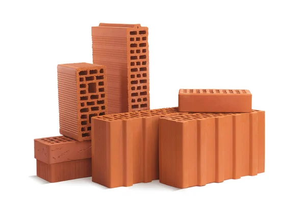 Kompozisyon beyaz zemin üzerine kırmızı tuğla (seramik engeller). İnşaat sektöründe yeni bir gelişme Seramik blok.