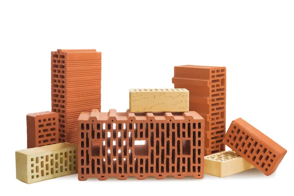 Kompozisyon kırmızı ve sarı tuğla (seramik blokları) beyaz bir arka plan üzerinde. İnşaat sektöründe yeni bir gelişme Seramik blok.