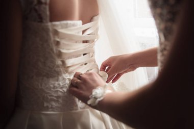 Bağcıklı gelinlik. Beyaz elbise gelin. Sabah gelin.