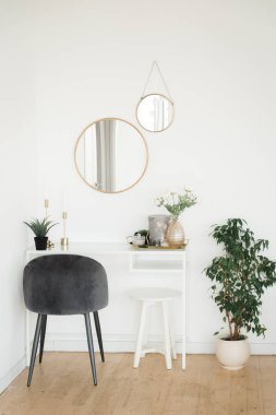 Bir ayna ve bir sandalye Boudoir tablo. İç ayrıntılar. Hugge. Mobilya.