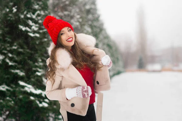 冬天的日子 冬天和一个戴着红帽子的快乐女孩一起散步 寒假和周末 真实的情感积极的心情 — 图库照片