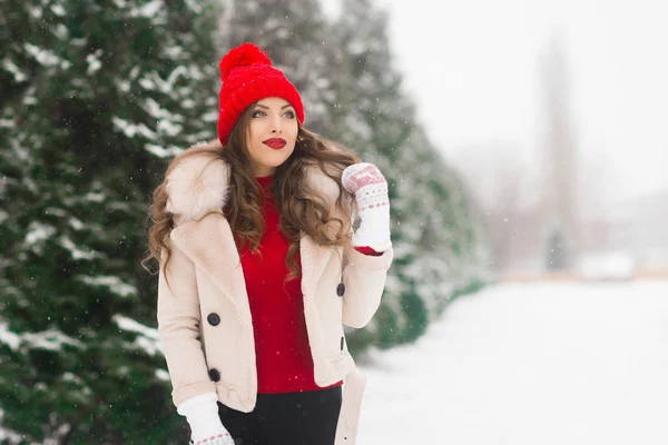 Día Invierno Paseo Invierno Con Una Chica Feliz Sombrero Rojo — Foto de Stock