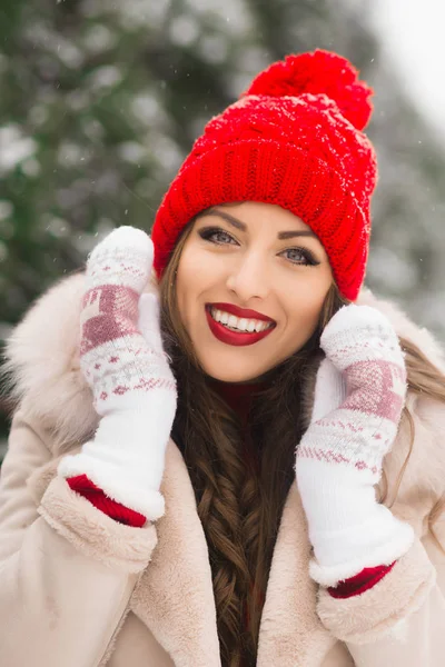 Dia Inverno Passeio Inverno Com Uma Menina Feliz Chapéu Vermelho — Fotografia de Stock