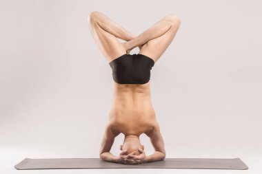 Man figürleri Yoga asanas yapıyor. Yogi teşkil etmektedir. Bir adam bir karma hale getirir.