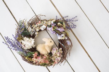 Paskalya çelenk ile tavşan. Ahşap zemin. Arka plan. Paskalya.