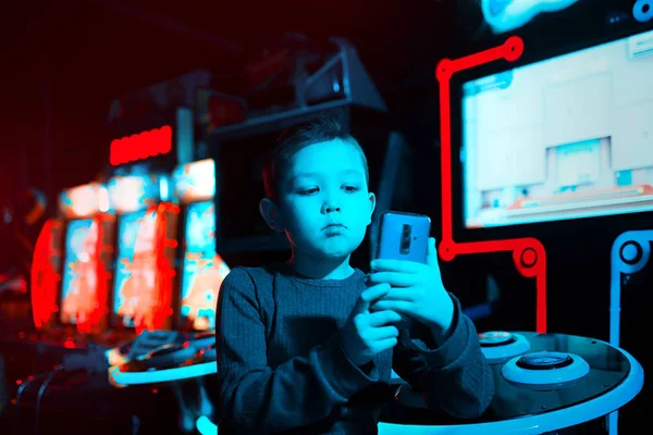 Oyun Merkezi çocuk kendini video telefonda vuruyor.