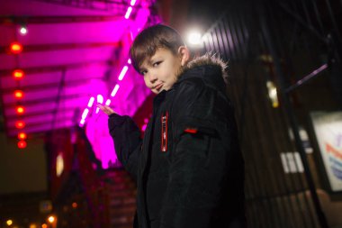 Neon aydınlatma sokakta çocuk. Neon ışık şehir.