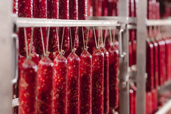 Salam üretimi. Sosis üretim hattı. Sayında sosis