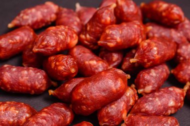 Biraya atıştırmalık. Köpüklü içecek için küçük sosisler. Sau'nun arka planı