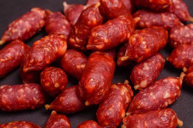 Biraya atıştırmalık. Köpüklü içecek için küçük sosisler. Sau'nun arka planı