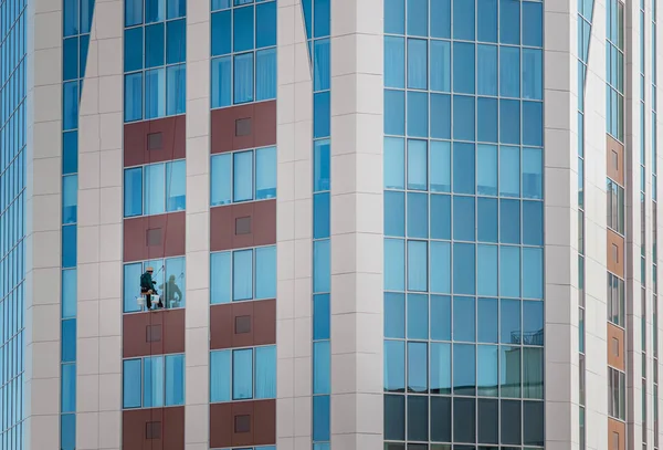 Window washer in skyscrapers. Industrial alpinism. Unusual work. — 图库照片