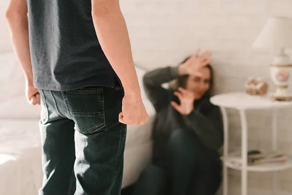 Abuso. Un hombre golpea a una mujer. Puño de un hombre de cerca. Viento físico Imagen De Stock