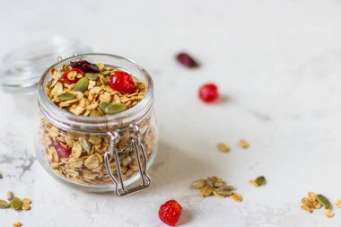 Granola kabak çekirdeği ve kurutulmuş meyveler.