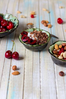 Çikolata granola kiraz ve fındık, sağlıklı kahvaltı.