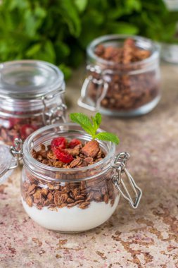 Kavanoza çikolata granola sağlıklı kahvaltı.