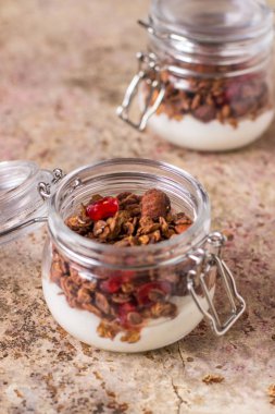 Kavanoza çikolata granola sağlıklı kahvaltı.