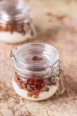 Kavanoza çikolata granola sağlıklı kahvaltı.