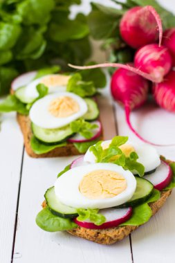Yumurta, turp ve yeşil marul ile sandviç.