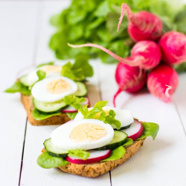 Yumurta, turp ve yeşil marul ile sandviç.